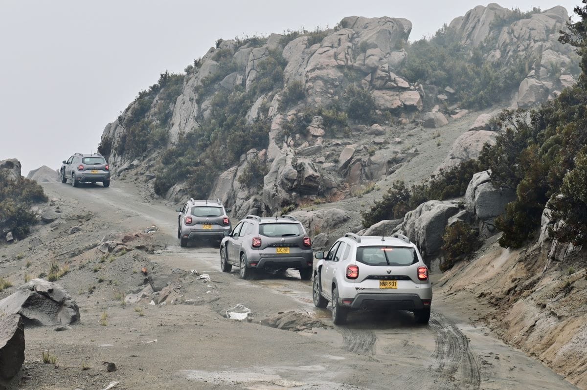 ¡TRAVESÍA EXTREMA! AL VOLANTE DE UNA RENAULT DUSTER ICONIC, EXPLORAMOS SUS CUALIDADES Y DESCUBRIMOS A COLOMBIA V12MAGAZINE En un recorrido que desafió los terrenos escarpados de Antioquia, Caldas, Armenia y Risaralda, probamos la última adición a la familia, la Renault Duster Iconic. V12MAGAZINE