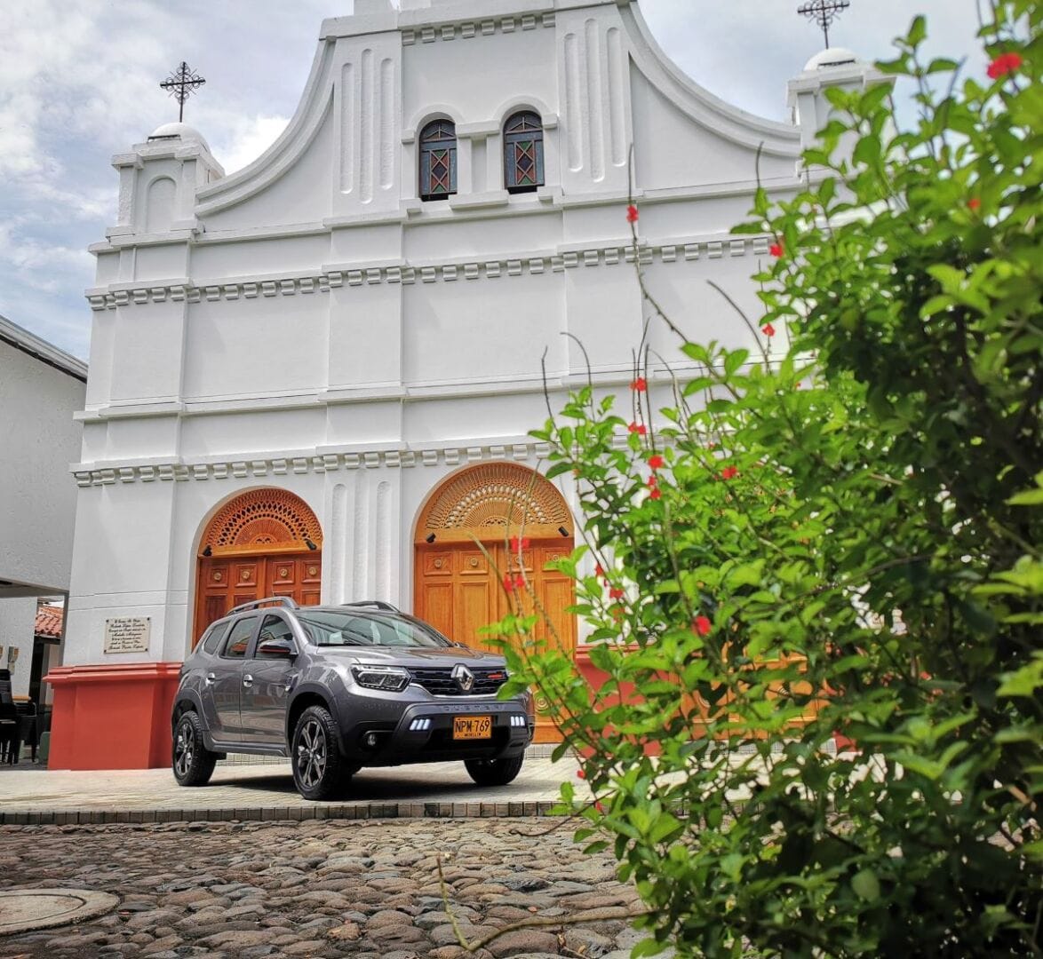 ¡TRAVESÍA EXTREMA! AL VOLANTE DE UNA RENAULT DUSTER ICONIC, EXPLORAMOS SUS CUALIDADES Y DESCUBRIMOS A COLOMBIA V12MAGAZINE En un recorrido que desafió los terrenos escarpados de Antioquia, Caldas, Armenia y Risaralda, probamos la última adición a la familia, la Renault Duster Iconic. V12MAGAZINE
