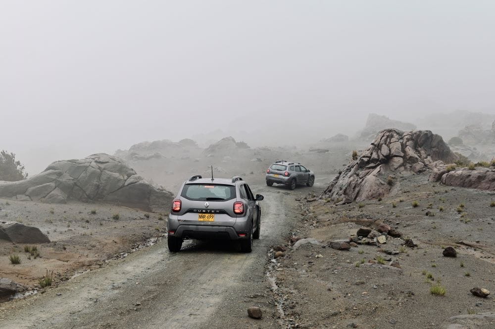 ¡TRAVESÍA EXTREMA! AL VOLANTE DE UNA RENAULT DUSTER ICONIC, EXPLORAMOS SUS CUALIDADES Y DESCUBRIMOS A COLOMBIA V12MAGAZINE En un recorrido que desafió los terrenos escarpados de Antioquia, Caldas, Armenia y Risaralda, probamos la última adición a la familia, la Renault Duster Iconic. V12MAGAZINE