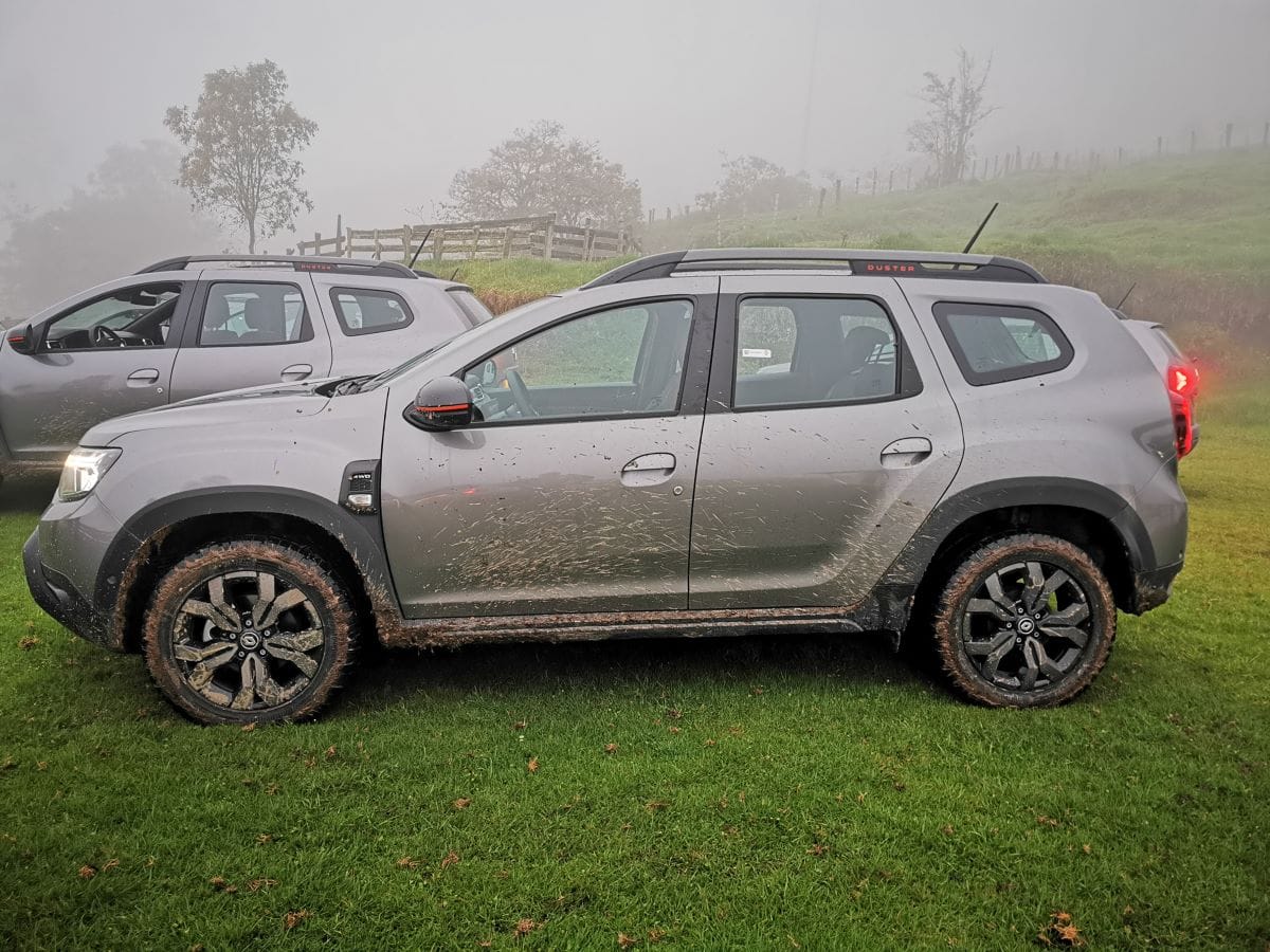 ¡TRAVESÍA EXTREMA! AL VOLANTE DE UNA RENAULT DUSTER ICONIC, EXPLORAMOS SUS CUALIDADES Y DESCUBRIMOS A COLOMBIA V12MAGAZINE En un recorrido que desafió los terrenos escarpados de Antioquia, Caldas, Armenia y Risaralda, probamos la última adición a la familia, la Renault Duster Iconic. V12MAGAZINE