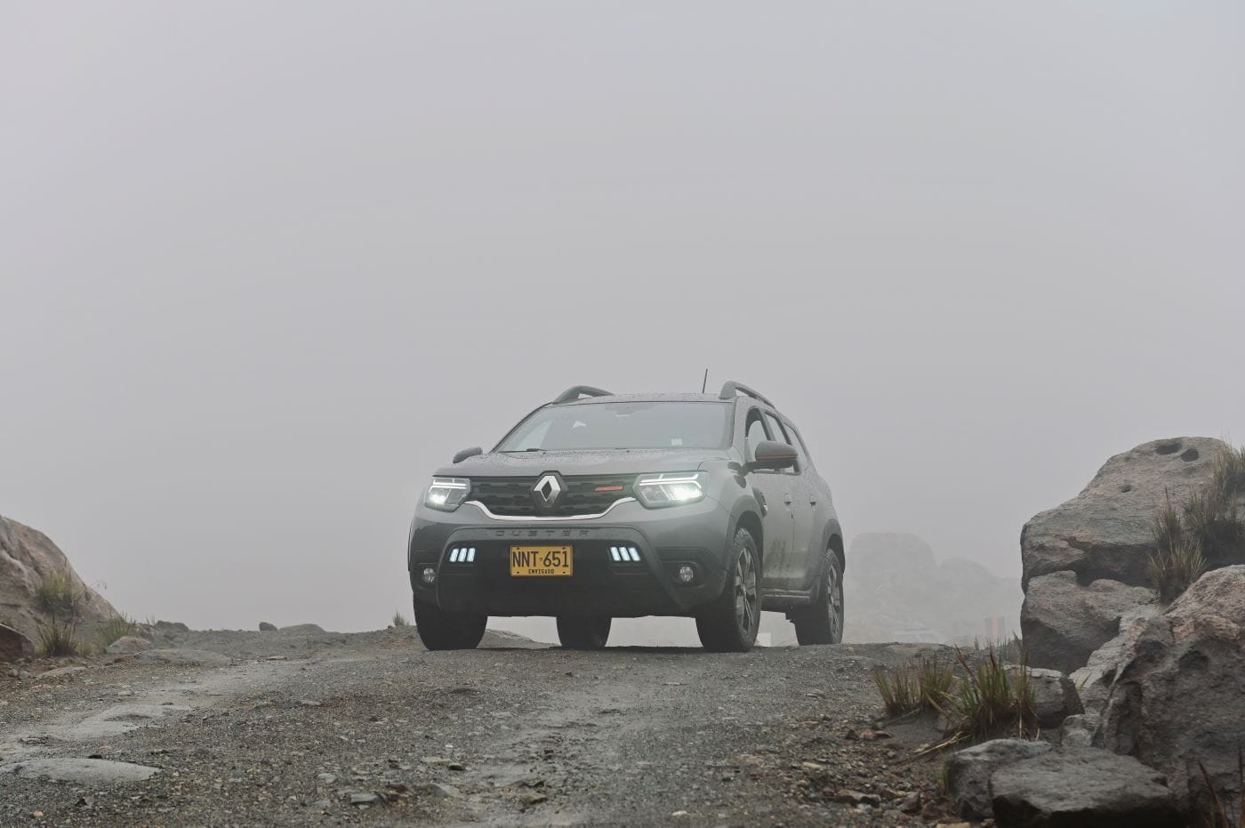 ¡TRAVESÍA EXTREMA! AL VOLANTE DE UNA RENAULT DUSTER ICONIC, EXPLORAMOS SUS CUALIDADES Y DESCUBRIMOS A COLOMBIA V12MAGAZINE En un recorrido que desafió los terrenos escarpados de Antioquia, Caldas, Armenia y Risaralda, probamos la última adición a la familia, la Renault Duster Iconic. V12MAGAZINE