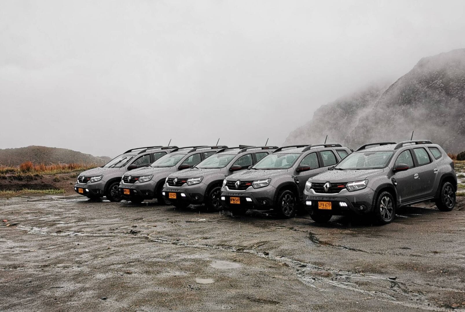 ¡TRAVESÍA EXTREMA! AL VOLANTE DE UNA RENAULT DUSTER ICONIC, EXPLORAMOS SUS CUALIDADES Y DESCUBRIMOS A COLOMBIA V12MAGAZINE En un recorrido que desafió los terrenos escarpados de Antioquia, Caldas, Armenia y Risaralda, probamos la última adición a la familia, la Renault Duster Iconic. V12MAGAZINE