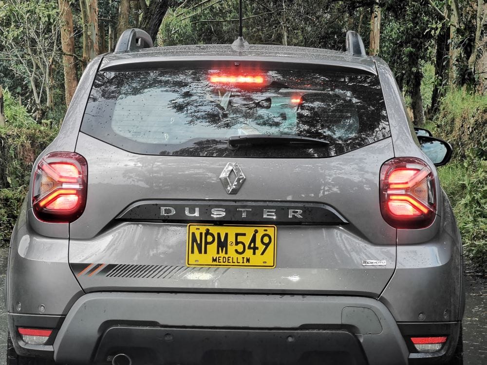 ¡TRAVESÍA EXTREMA! AL VOLANTE DE UNA RENAULT DUSTER ICONIC, EXPLORAMOS SUS CUALIDADES Y DESCUBRIMOS A COLOMBIA V12MAGAZINE En un recorrido que desafió los terrenos escarpados de Antioquia, Caldas, Armenia y Risaralda, probamos la última adición a la familia, la Renault Duster Iconic. V12MAGAZINE