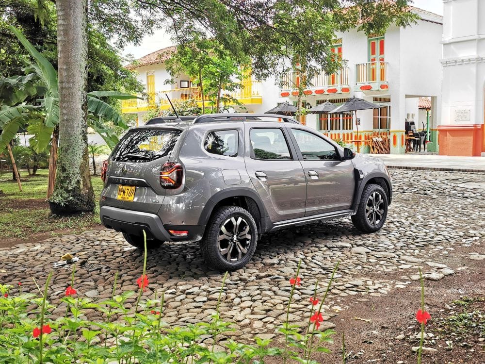 ¡TRAVESÍA EXTREMA! AL VOLANTE DE UNA RENAULT DUSTER ICONIC, EXPLORAMOS SUS CUALIDADES Y DESCUBRIMOS A COLOMBIA V12MAGAZINE En un recorrido que desafió los terrenos escarpados de Antioquia, Caldas, Armenia y Risaralda, probamos la última adición a la familia, la Renault Duster Iconic. V12MAGAZINE