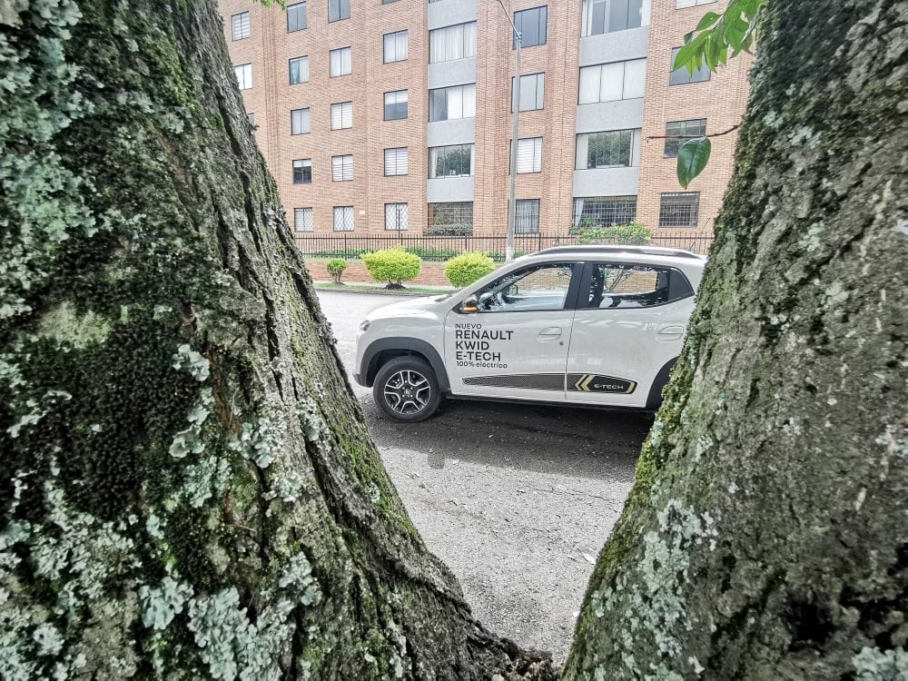 ESTAS SON LAS SENSACIONES AL VOLANTE DEL RENAULT KWID E-TECH 100% ELÉCTRICO ¿CUMPLE CON LO QUE PROMETE? V12MAGAZINE Descubre cómo se siente conducir este compacto urbano con su motor eléctrico de 65 caballos de potencia y 115 Nm de torque. V12MAGAZINE