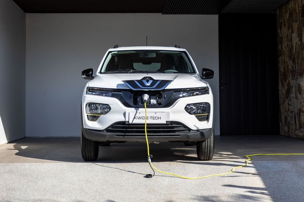 ESTAS SON LAS SENSACIONES AL VOLANTE DEL RENAULT KWID E-TECH 100% ELÉCTRICO ¿CUMPLE CON LO QUE PROMETE? V12MAGAZINE Descubre cómo se siente conducir este compacto urbano con su motor eléctrico de 65 caballos de potencia y 115 Nm de torque. V12MAGAZINE