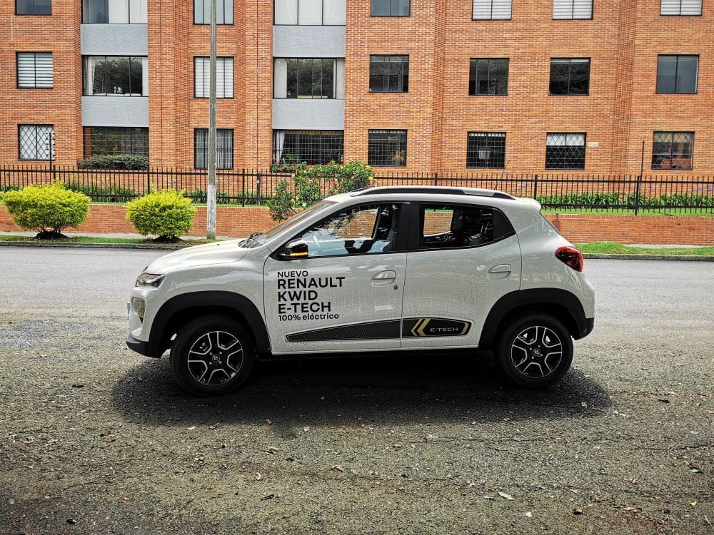 ESTAS SON LAS SENSACIONES AL VOLANTE DEL RENAULT KWID E-TECH 100% ELÉCTRICO ¿CUMPLE CON LO QUE PROMETE? V12MAGAZINE Descubre cómo se siente conducir este compacto urbano con su motor eléctrico de 65 caballos de potencia y 115 Nm de torque. V12MAGAZINE