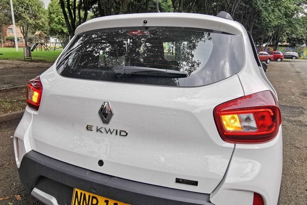 ESTAS SON LAS SENSACIONES AL VOLANTE DEL RENAULT KWID E-TECH 100% ELÉCTRICO ¿CUMPLE CON LO QUE PROMETE? V12MAGAZINE Descubre cómo se siente conducir este compacto urbano con su motor eléctrico de 65 caballos de potencia y 115 Nm de torque. V12MAGAZINE