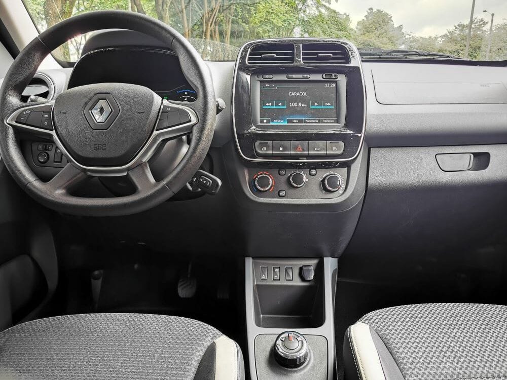 ESTAS SON LAS SENSACIONES AL VOLANTE DEL RENAULT KWID E-TECH 100% ELÉCTRICO ¿CUMPLE CON LO QUE PROMETE? V12MAGAZINE Descubre cómo se siente conducir este compacto urbano con su motor eléctrico de 65 caballos de potencia y 115 Nm de torque. V12MAGAZINE