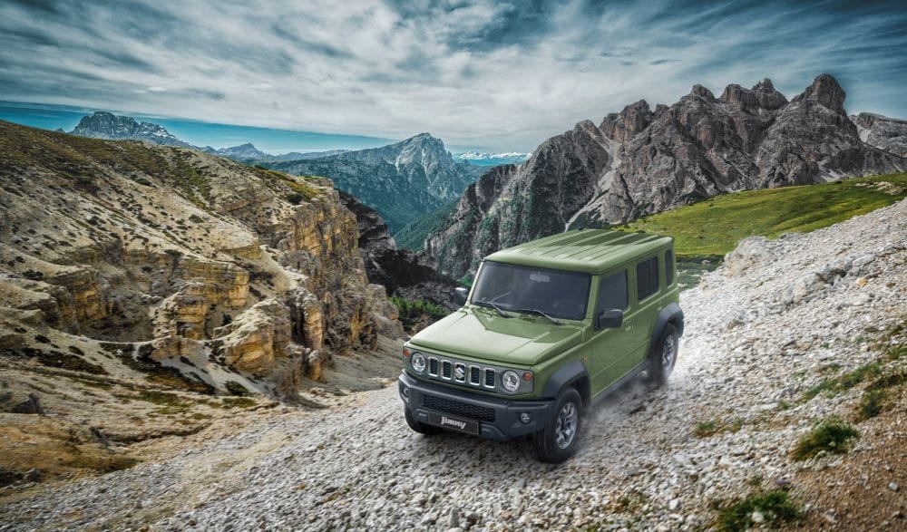 ¡EL NUEVO SUZUKI JIMNY CINCO PUERTAS DESEMBARCA EN COLOMBIA! V12MAGAZINE El nuevo Jimny cinco puertas es 34 centímetros más largo que el modelo de tres puertas y conserva su ADN aventurero con más espacio. V12MAGAZINE