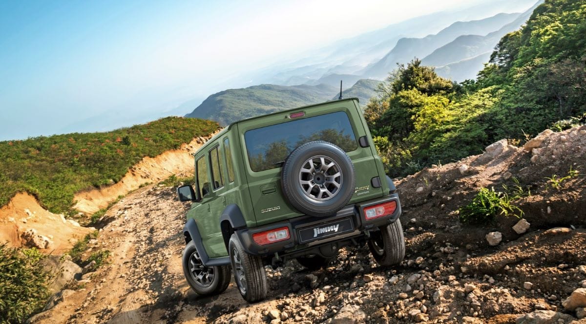 ¡EL NUEVO SUZUKI JIMNY CINCO PUERTAS DESEMBARCA EN COLOMBIA! V12MAGAZINE El nuevo Jimny cinco puertas es 34 centímetros más largo que el modelo de tres puertas y conserva su ADN aventurero con más espacio. V12MAGAZINE