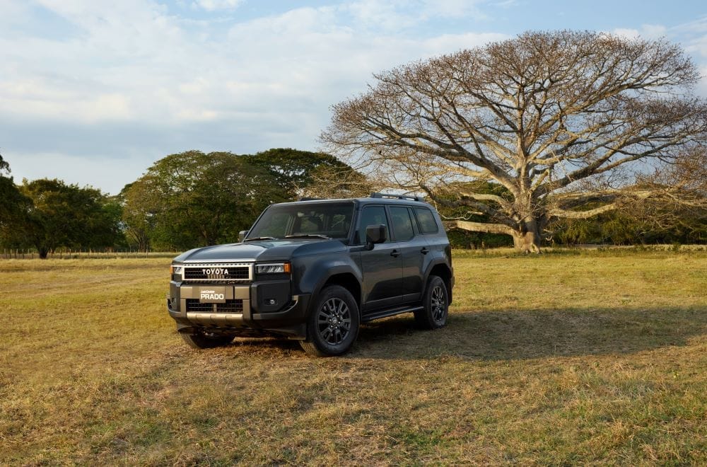 TOYOTA LAND CRUISER PRADO 2025: LO PROBAMOS, CONOCIMOS SUS VIRTUDES Y ESTAS SON NUESTRAS CONCLUSIONES V12MAGAZINE El nuevo Land Cruiser Prado mantiene sus bazas de éxito: calidad, durabilidad y fiabilidad. Un todoterreno pensado para las condiciones más duras. V12MAGAZINE