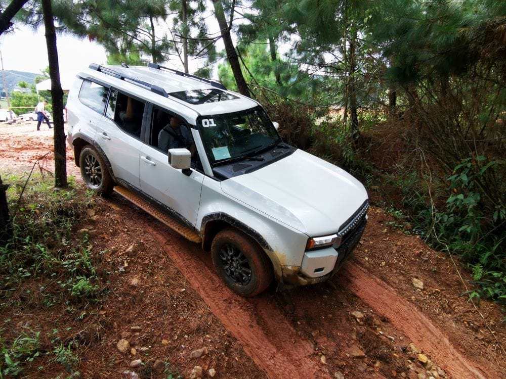 TOYOTA LAND CRUISER PRADO 2025: LO PROBAMOS, CONOCIMOS SUS VIRTUDES Y ESTAS SON NUESTRAS CONCLUSIONES V12MAGAZINE El nuevo Land Cruiser Prado mantiene sus bazas de éxito: calidad, durabilidad y fiabilidad. Un todoterreno pensado para las condiciones más duras. V12MAGAZINE