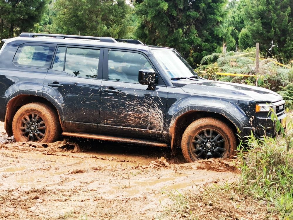 TOYOTA LAND CRUISER PRADO 2025: LO PROBAMOS, CONOCIMOS SUS VIRTUDES Y ESTAS SON NUESTRAS CONCLUSIONES V12MAGAZINE El nuevo Land Cruiser Prado mantiene sus bazas de éxito: calidad, durabilidad y fiabilidad. Un todoterreno pensado para las condiciones más duras. V12MAGAZINE