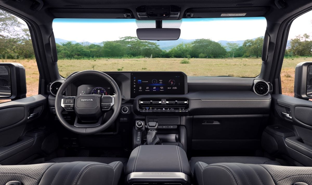 TOYOTA LAND CRUISER PRADO 2025: LO PROBAMOS, CONOCIMOS SUS VIRTUDES Y ESTAS SON NUESTRAS CONCLUSIONES V12MAGAZINE El nuevo Land Cruiser Prado mantiene sus bazas de éxito: calidad, durabilidad y fiabilidad. Un todoterreno pensado para las condiciones más duras. V12MAGAZINE