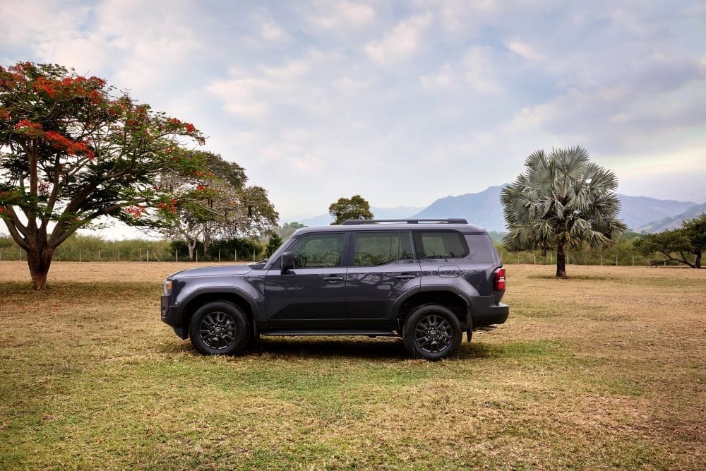 TOYOTA LAND CRUISER PRADO 2025: LO PROBAMOS, CONOCIMOS SUS VIRTUDES Y ESTAS SON NUESTRAS CONCLUSIONES V12MAGAZINE El nuevo Land Cruiser Prado mantiene sus bazas de éxito: calidad, durabilidad y fiabilidad. Un todoterreno pensado para las condiciones más duras. V12MAGAZINE