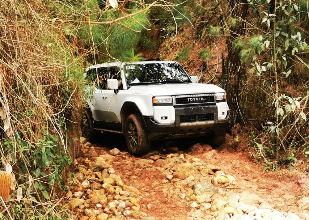 TOYOTA LAND CRUISER PRADO 2025: LO PROBAMOS, CONOCIMOS SUS VIRTUDES Y ESTAS SON NUESTRAS CONCLUSIONES V12MAGAZINE El nuevo Land Cruiser Prado mantiene sus bazas de éxito: calidad, durabilidad y fiabilidad. Un todoterreno pensado para las condiciones más duras. V12MAGAZINE