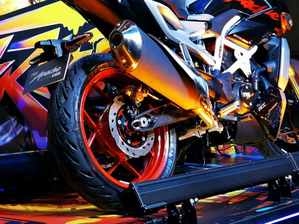 AUTECO PRESENTÓ LA TVS RTR 310 COMO LA ESTRELLA DE SU ESTAND EN LA FERIA DE LAS 2 RUEDAS 2024 V12MAGAZINE Las nuevas TVS RTR 310, RAIDER FI y Ronin, son las grandes novedades desde la India en el marco de la Feria de las 2 Ruedas 2024. V12MAGAZINE