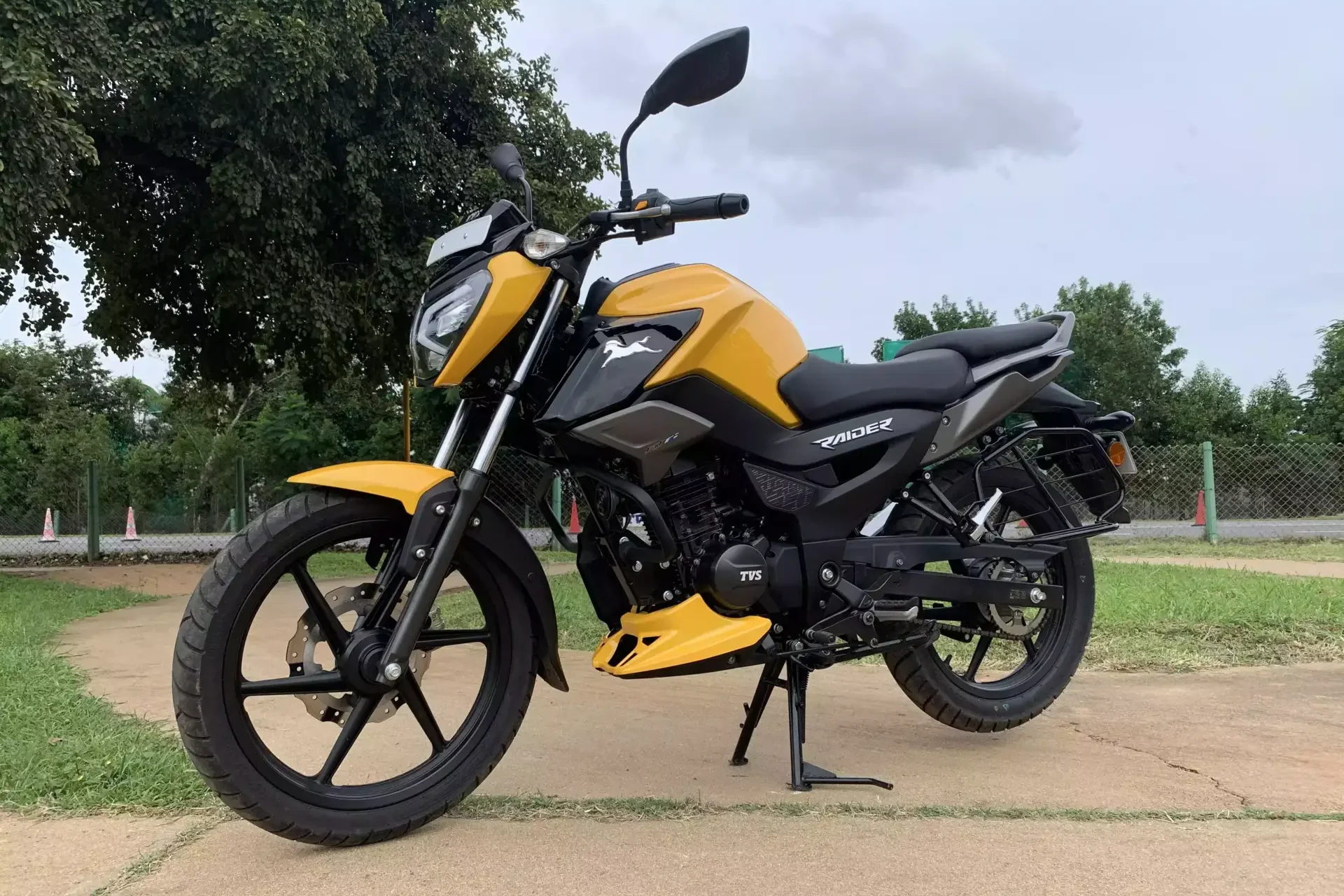 AUTECO PRESENTÓ LA TVS RTR 310 COMO LA ESTRELLA DE SU ESTAND EN LA FERIA DE LAS 2 RUEDAS 2024 V12MAGAZINE Las nuevas TVS RTR 310, RAIDER FI y Ronin, son las grandes novedades desde la India en el marco de la Feria de las 2 Ruedas 2024. V12MAGAZINE