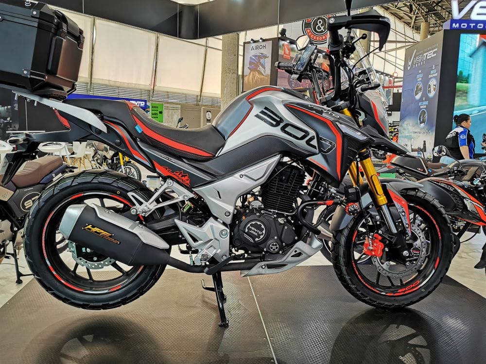 VENTO MOTORCYCLES: LA NUEVA MARCA DE MOTOS QUE PROMETE REVOLUCIONAR EL SECTOR EN COLOMBIA V12MAGAZINE En el marco de la Feria de las 2 Ruedas en Medellín, Vento Motorcycles presenta sus modelos y planes para revolucionar el mercado local. V12MAGAZINE