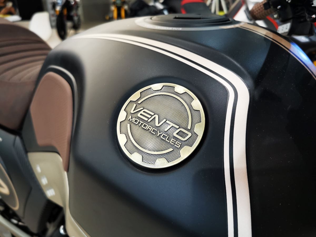VENTO MOTORCYCLES: LA NUEVA MARCA DE MOTOS QUE PROMETE REVOLUCIONAR EL SECTOR EN COLOMBIA V12MAGAZINE En el marco de la Feria de las 2 Ruedas en Medellín, Vento Motorcycles presenta sus modelos y planes para revolucionar el mercado local. V12MAGAZINE