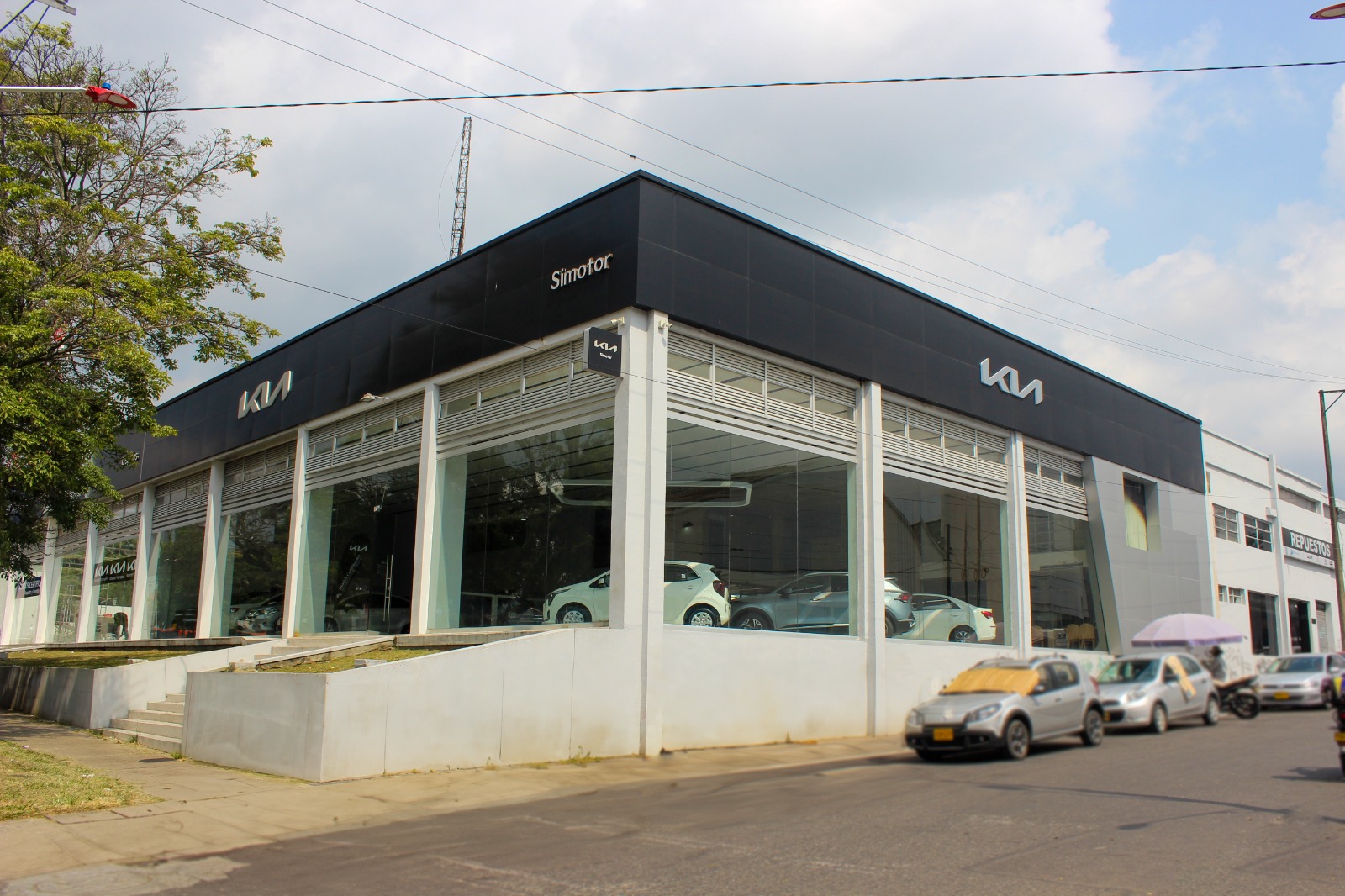 KIA SIMOTOR RENUEVA LA IMAGEN DE SU VITRINA EN IBAGUÉ V12MAGAZINE Kia Simotor realizó una inversión superior a los $ 1.000 millones en la remodelación de su sala de ventas, ubicada en Ibagué, Tolima. V12MAGAZINE