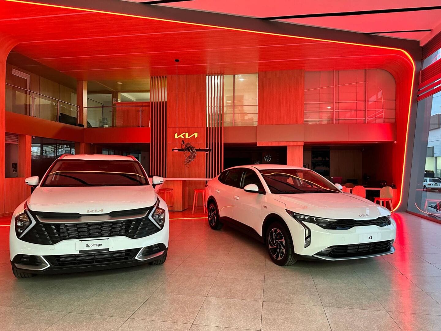 KIA SIMOTOR RENUEVA LA IMAGEN DE SU VITRINA EN IBAGUÉ V12MAGAZINE Kia Simotor realizó una inversión superior a los $ 1.000 millones en la remodelación de su sala de ventas, ubicada en Ibagué, Tolima. V12MAGAZINE