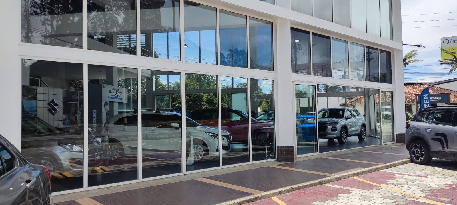 AUTOZEN ESTRENA SEDE Y AUMENTA SUS SERVICIOS EN ANTIOQUIA V12MAGAZINE Autozen, con una inversión de $500 millones, inauguró su nueva sede ubicada en Rionegro, un punto estratégico para su plan de expansión en Antioquia. V12MAGAZINE