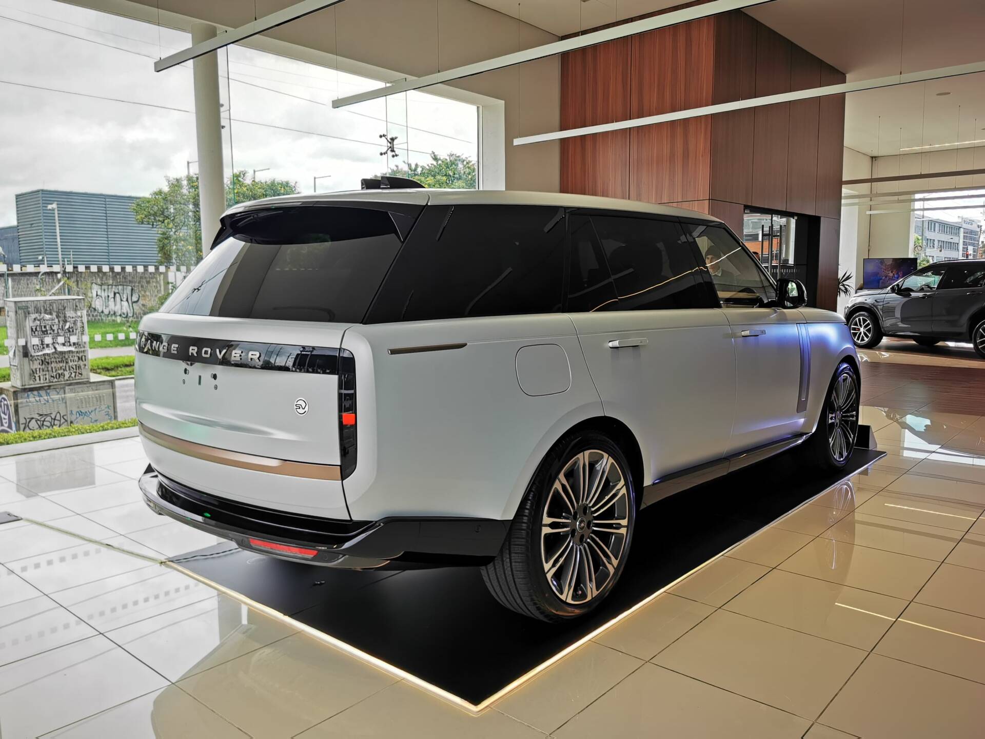 RANGE ROVER SV: EL ÍCONO DEL LUJO Y LA INNOVACIÓN YA SE VENDE EN COLOMBIA V12MAGAZINE Range Rover SV ofrece mayores niveles de personalización, con una estimación de más de 1,6 millones de configuraciones diferentes disponibles para pedidos. V12MAGAZINE