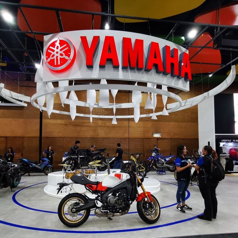 CON UNA EXPOSICIÓN DE 19 MOTOCICLETAS, YAMAHA SE ACERCA A LOS VISITANTES DE LA FERIA DE LAS 2 RUEDAS V12MAGAZINE Yamaha