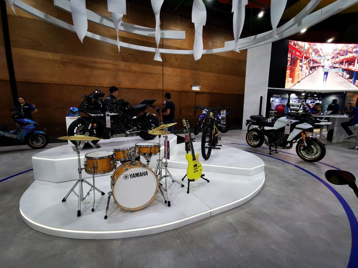 CON UNA EXPOSICIÓN DE 19 MOTOCICLETAS, YAMAHA SE ACERCA A LOS VISITANTES DE LA FERIA DE LAS 2 RUEDAS V12MAGAZINE Yamaha demuestra en la F2R porque recibió el premio a las motocicletas con mejor equipamiento en seguridad. Además, su línea de ropa. V12MAGAZINE