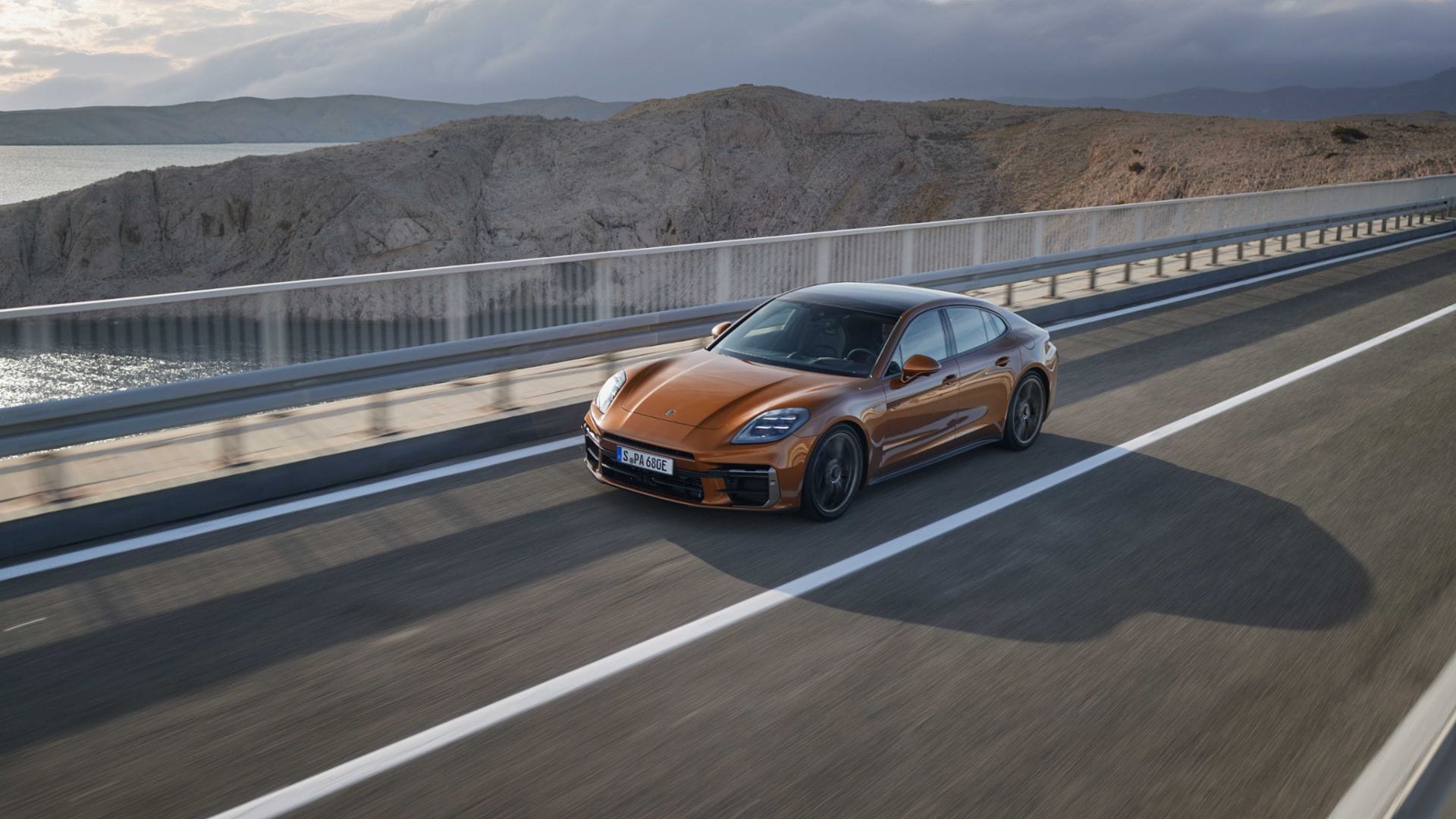 COLOMBIA RECIBE LA TERCERA GENERACIÓN DEL PORSCHE PANAMERA: CARACTERÍSTICAS Y PRECIO V12MAGAZINE El Porsche Panamera llega en su tercera generación y trae consigo una serie de novedades que cautivarán a los amantes de la alta gama y la elegancia sobre ruedas. V12MAGAZINE
