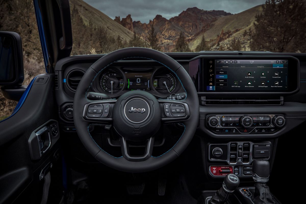 Con la tecnología híbrida enchufable 4xe, el Jeep Wrangler adapta la electrificación a la sed de aventuras que caracteriza a Jeep desde sus inicios. V12MAGAZINE
