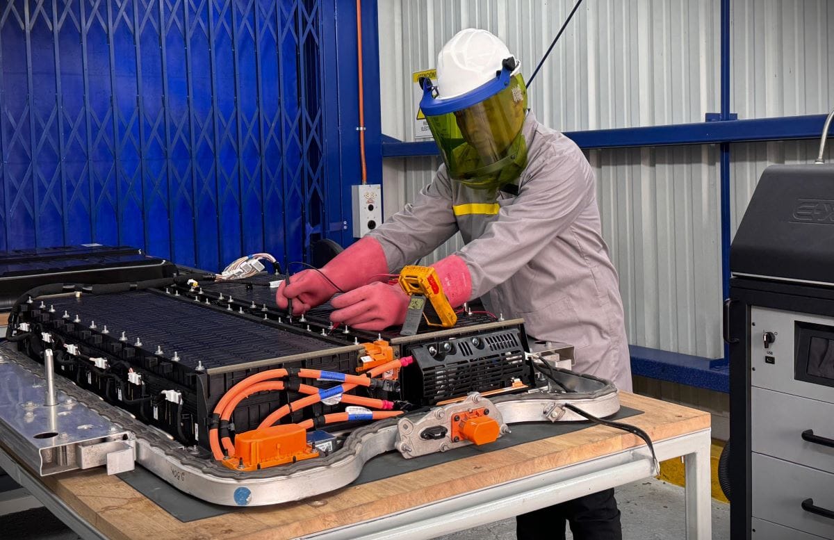 COLOMBIA TIENE UN CENTRO EXPERTO DE REPARACIÓN DE BATERÍAS DE TRACCIÓN E-TECH. ¿QUÉ FUNCIÓN CUMPLE? V12MAGAZINE Con una inversión de 200 millones de pesos, Renault en Colombia puso a disposición de los clientes de sus vehículos 100% eléctricos Renault, un Centro Experto de Reparación de Baterías de tracción E-Tech en su planta de ensamble en Envigado. V12MAGAZINE