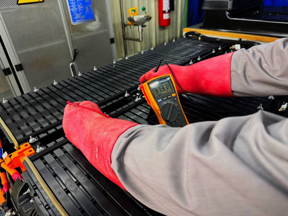 COLOMBIA TIENE UN CENTRO EXPERTO DE REPARACIÓN DE BATERÍAS DE TRACCIÓN E-TECH. ¿QUÉ FUNCIÓN CUMPLE? V12MAGAZINE Con una inversión de 200 millones de pesos, Renault en Colombia puso a disposición de los clientes de sus vehículos 100% eléctricos Renault, un Centro Experto de Reparación de Baterías de tracción E-Tech en su planta de ensamble en Envigado. V12MAGAZINE