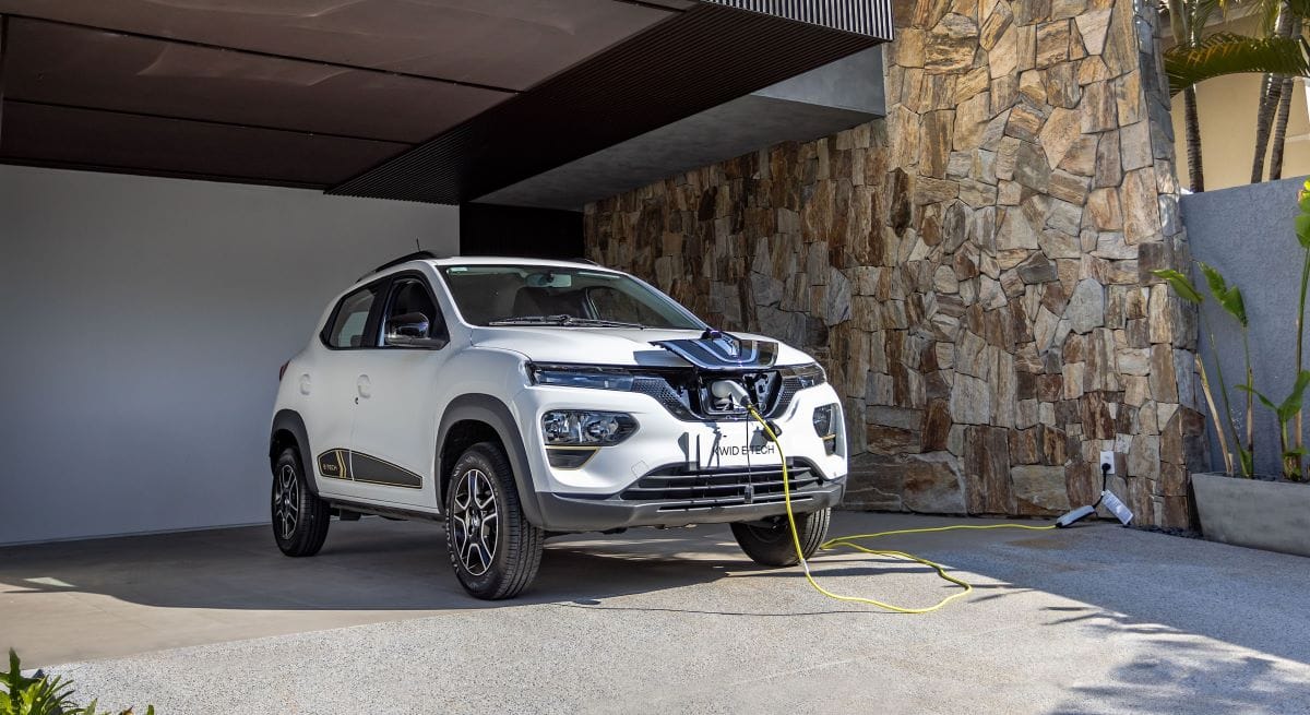 COLOMBIA TIENE UN CENTRO EXPERTO DE REPARACIÓN DE BATERÍAS DE TRACCIÓN E-TECH. ¿QUÉ FUNCIÓN CUMPLE? V12MAGAZINE Con una inversión de 200 millones de pesos, Renault en Colombia puso a disposición de los clientes de sus vehículos 100% eléctricos Renault, un Centro Experto de Reparación de Baterías de tracción E-Tech en su planta de ensamble en Envigado. V12MAGAZINE