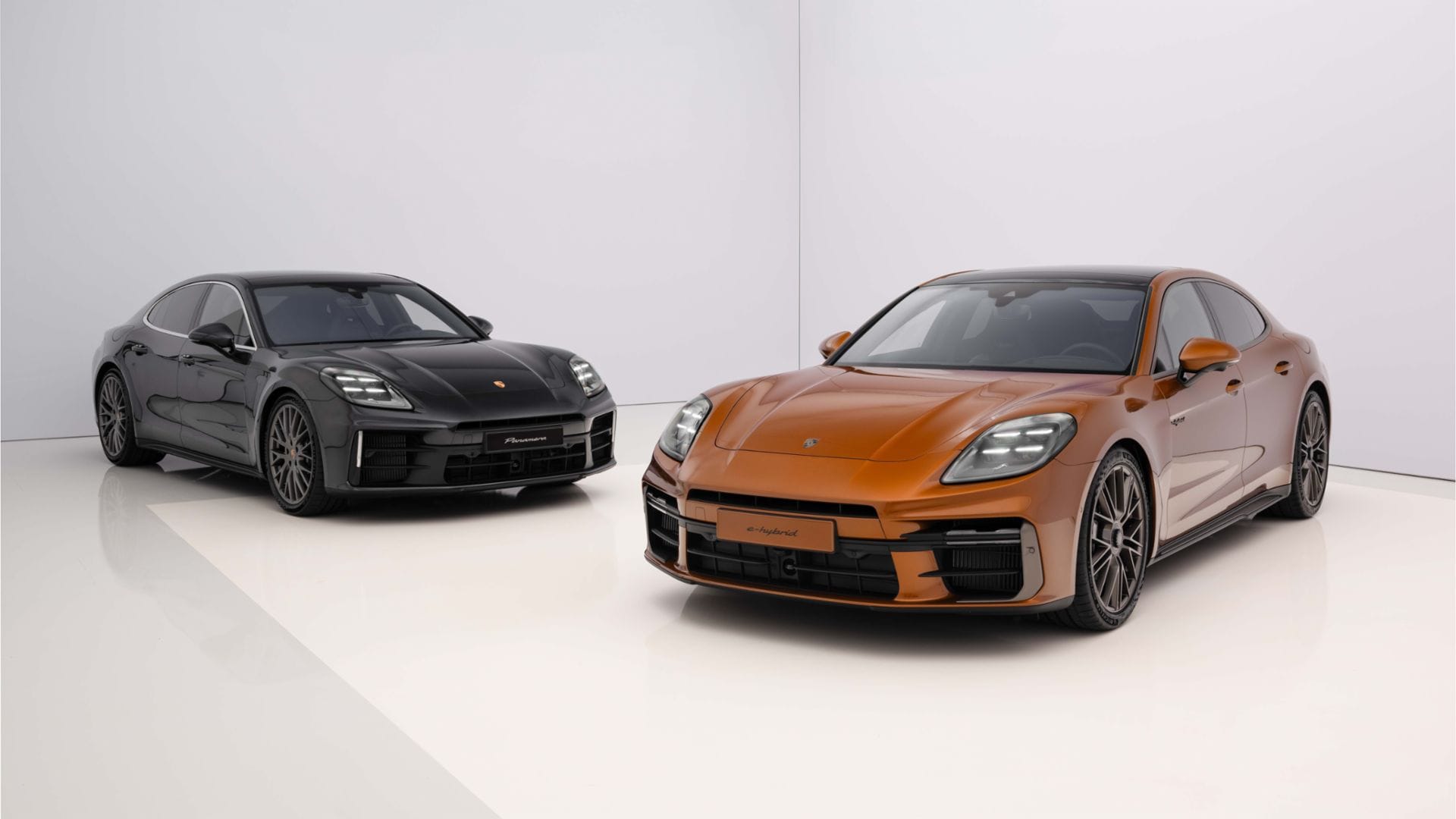 COLOMBIA RECIBE LA TERCERA GENERACIÓN DEL PORSCHE PANAMERA: CARACTERÍSTICAS Y PRECIO V12MAGAZINE El Porsche Panamera llega en su tercera generación y trae consigo una serie de novedades que cautivarán a los amantes de la alta gama y la elegancia sobre ruedas. V12MAGAZINE