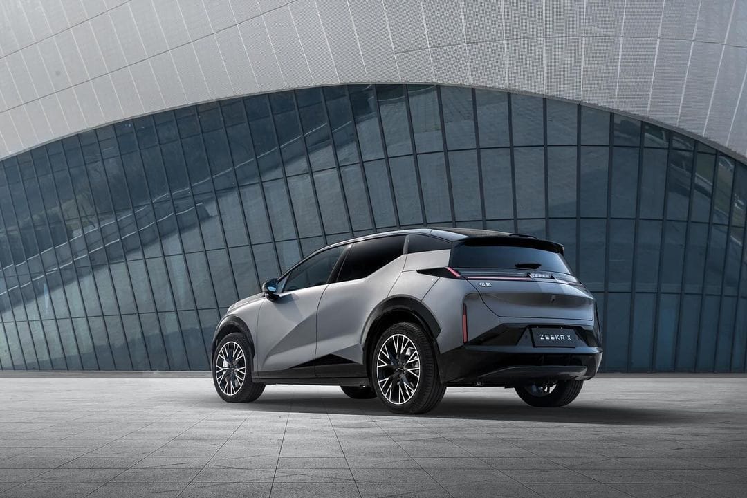 ZEEKR: LA MARCA DE ELÉCTRICOS DE LUJO QUE LLEGA A COLOMBIA, LE CONTAMOS DE DÓNDE ES Y QUÉ MODELOS TRAE AL PAÍS V12MAGAZINE Zeekr llega al mercado colombiano de la mano del grupo Astara y dispondrá de dos vehículos que combinan potencia, tecnología, diseño y eficiencia. V12MAGAZINE