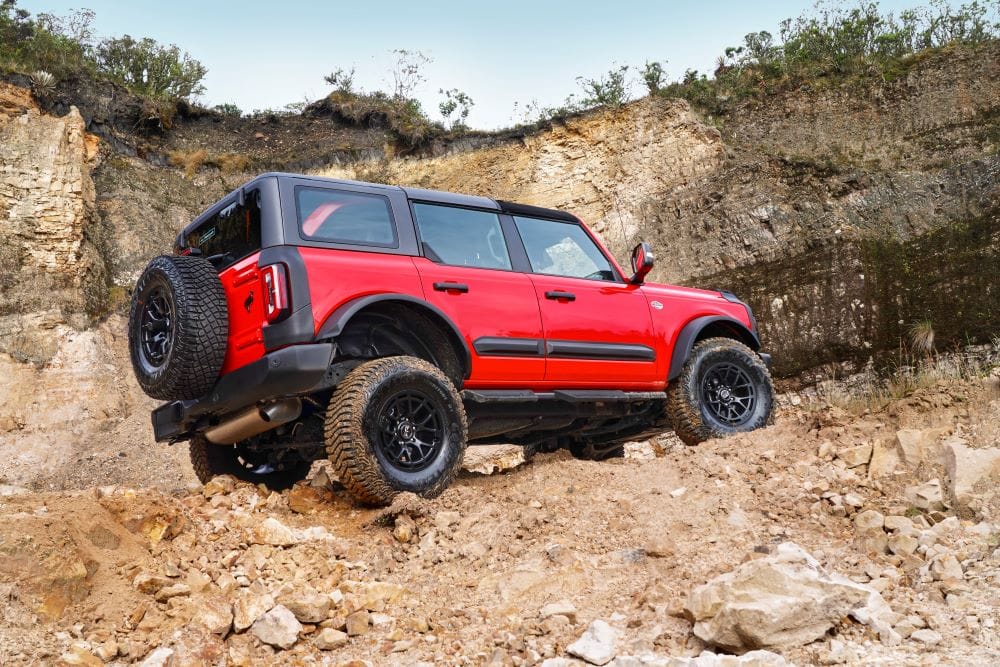 ASÍ ES LA EDICIÓN ESPECIAL FORD BRONCO WILDTRAK G.O.A.T. PARA LOS AMANTES DE LA AVENTURA EN COLOMBIA V12MAGAZINE Ford Bronco Wildtrak G.O.A.T. rinde tributo a los 25 años que estuvo la ‘Big Bronco’ por fuera del mercado. Son 20 unidades limitadas de la Edición Especial G.O.A.T. V12MAGAZINE