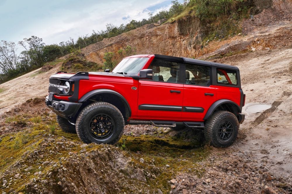 ASÍ ES LA EDICIÓN ESPECIAL FORD BRONCO WILDTRAK G.O.A.T. PARA LOS AMANTES DE LA AVENTURA EN COLOMBIA V12MAGAZINE Ford Bronco Wildtrak G.O.A.T. rinde tributo a los 25 años que estuvo la ‘Big Bronco’ por fuera del mercado. Son 20 unidades limitadas de la Edición Especial G.O.A.T. V12MAGAZINE