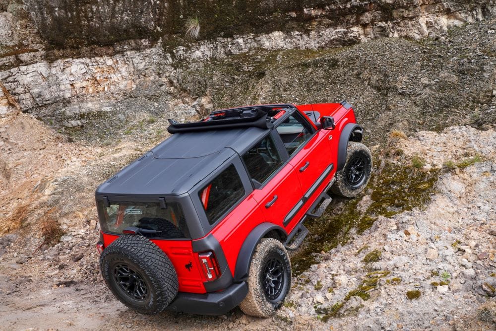 ASÍ ES LA EDICIÓN ESPECIAL FORD BRONCO WILDTRAK G.O.A.T. PARA LOS AMANTES DE LA AVENTURA EN COLOMBIA V12MAGAZINE Ford Bronco Wildtrak G.O.A.T. rinde tributo a los 25 años que estuvo la ‘Big Bronco’ por fuera del mercado. Son 20 unidades limitadas de la Edición Especial G.O.A.T. V12MAGAZINE