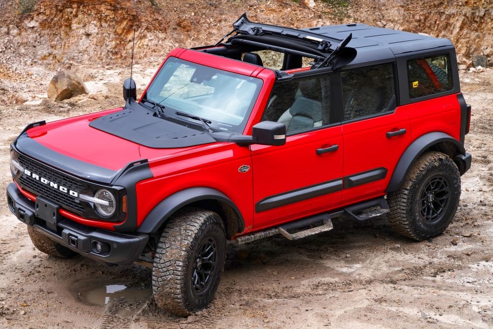 ASÍ ES LA EDICIÓN ESPECIAL FORD BRONCO WILDTRAK G.O.A.T. PARA LOS AMANTES DE LA AVENTURA EN COLOMBIA V12MAGAZINE Ford Bronco Wildtrak G.O.A.T. rinde tributo a los 25 años que estuvo la ‘Big Bronco’ por fuera del mercado. Son 20 unidades limitadas de la Edición Especial G.O.A.T. V12MAGAZINE