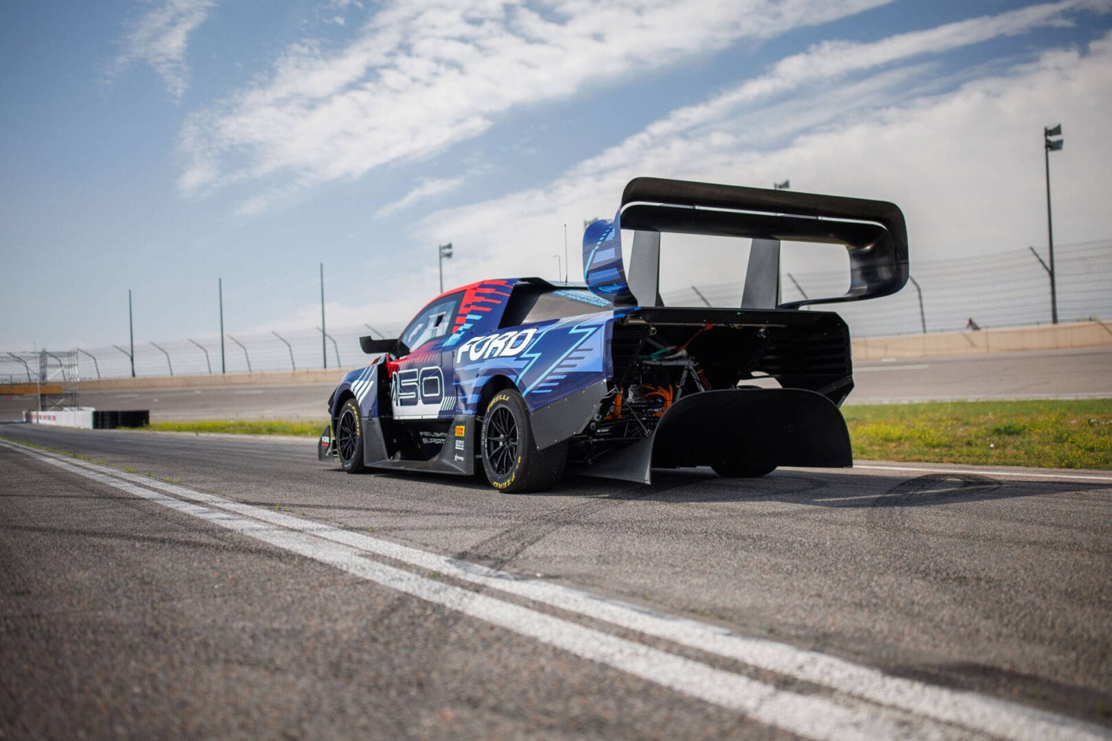 CONOZCA DETALLES TÉCNICOS DE LA F-150 LIGHTNING SUPERTRUCK, DESARROLLADA POR FORD PERFORMANCE V12MAGAZINE F-150 Lightning SuperTruck