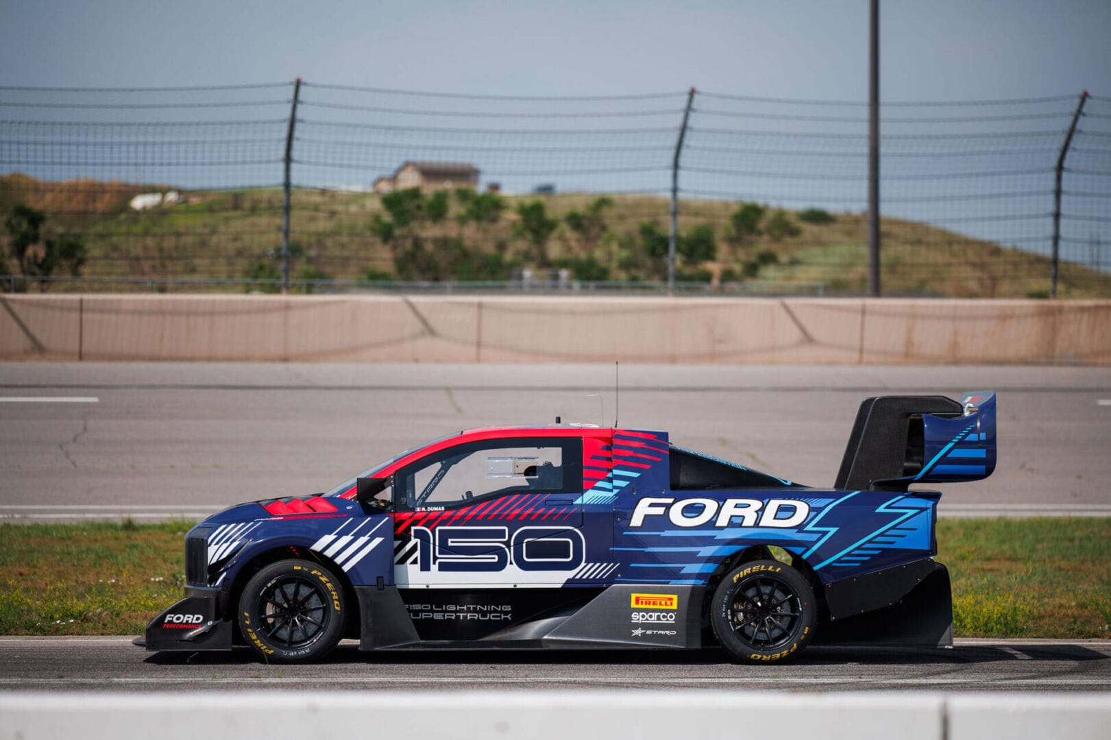 CONOZCA DETALLES TÉCNICOS DE LA F-150 LIGHTNING SUPERTRUCK, DESARROLLADA POR FORD PERFORMANCE V12MAGAZINE La F-150 Lightning SuperTruck equipa un tren motriz compuesto por tres motores STARD UHP de seis fases y celdas de polímero de litio con una potencia de más de 1.400 CV. V12MAGAZINE