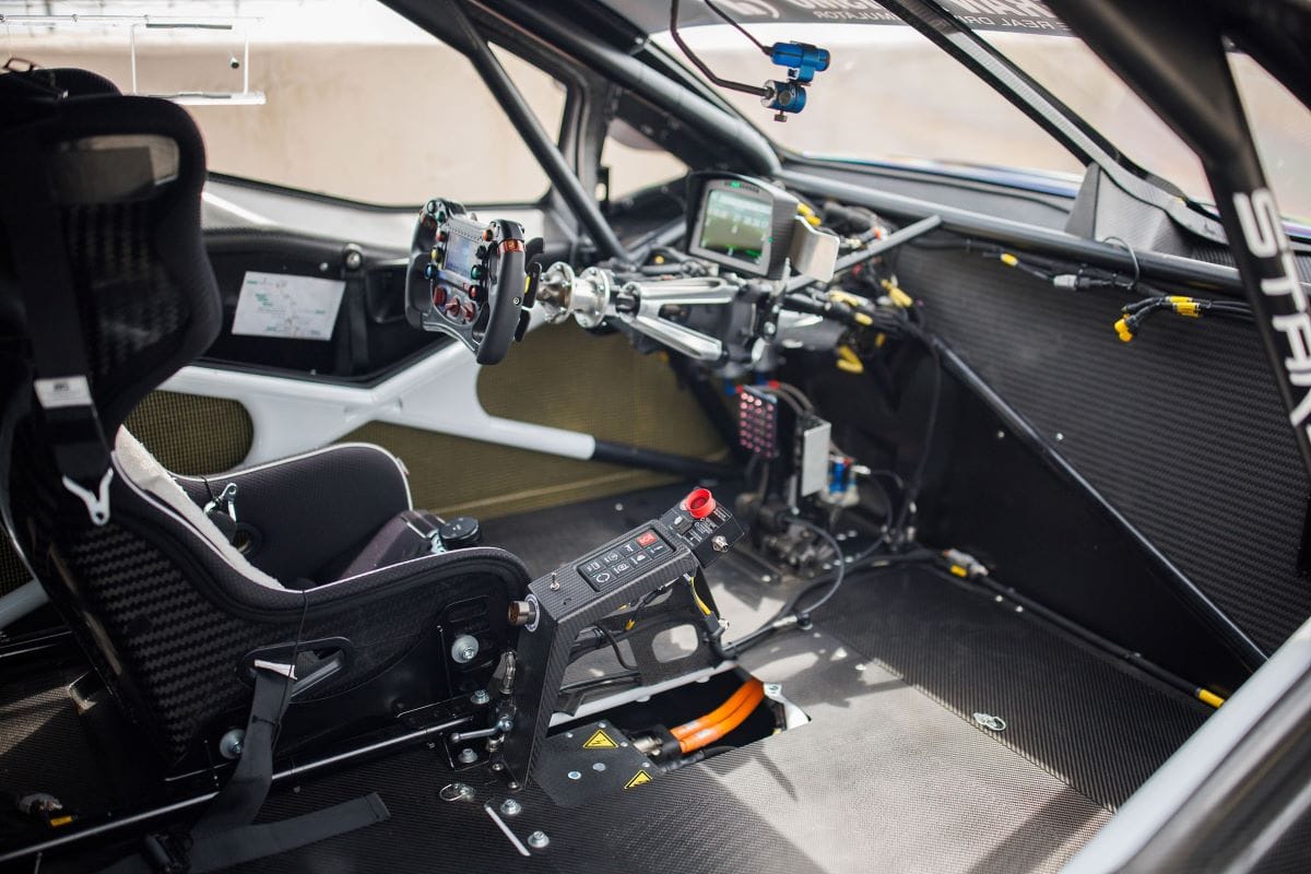 CONOZCA DETALLES TÉCNICOS DE LA F-150 LIGHTNING SUPERTRUCK, DESARROLLADA POR FORD PERFORMANCE V12MAGAZINE La F-150 Lightning SuperTruck equipa un tren motriz compuesto por tres motores STARD UHP de seis fases y celdas de polímero de litio con una potencia de más de 1.400 CV. V12MAGAZINE