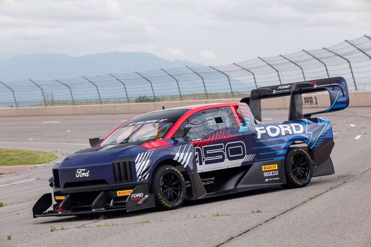 CONOZCA DETALLES TÉCNICOS DE LA F-150 LIGHTNING SUPERTRUCK, DESARROLLADA POR FORD PERFORMANCE V12MAGAZINE La F-150 Lightning SuperTruck equipa un tren motriz compuesto por tres motores STARD UHP de seis fases y celdas de polímero de litio con una potencia de más de 1.400 CV. V12MAGAZINE
