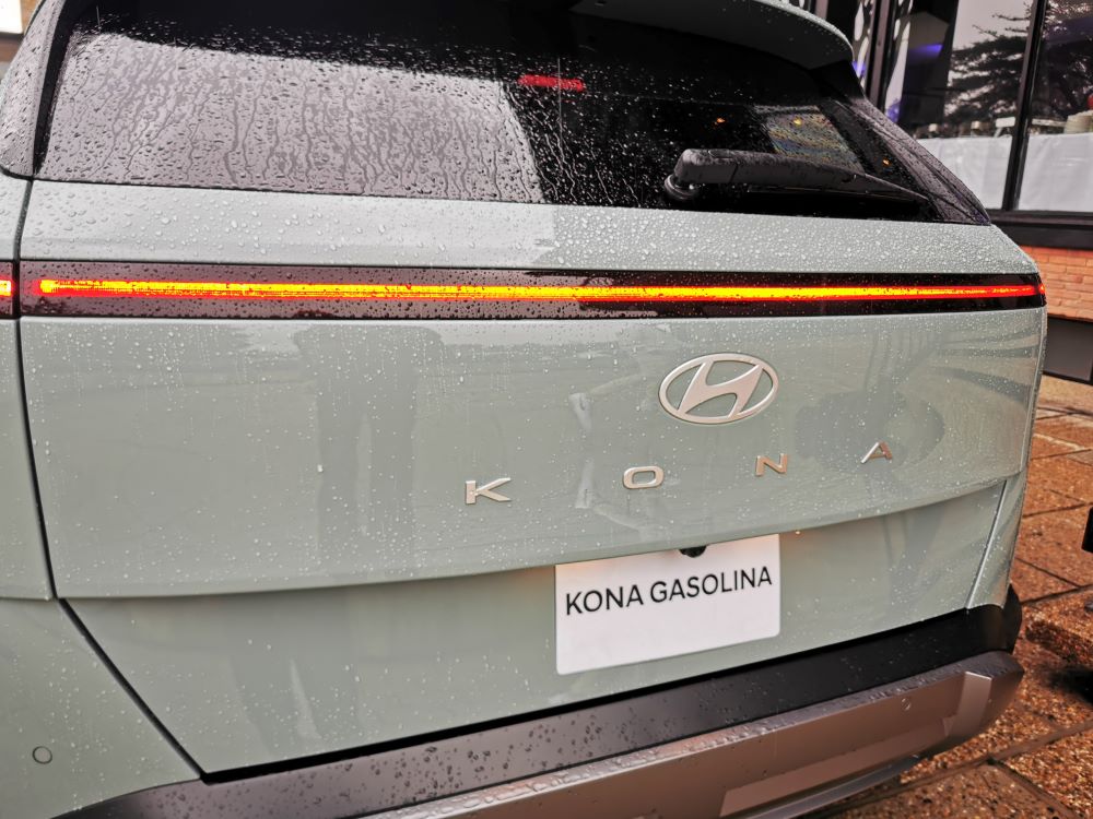 Con diseño atractivo y futurista y un motor 2.0 litros, la versión con motor de gasolina de la Hyundai KONA está lista para revolucionar el mercado en el segmento de tamaño B. V12MAGAZINE