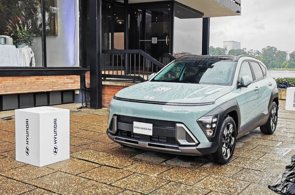 Con diseño atractivo y futurista y un motor 2.0 litros, la versión con motor de gasolina de la Hyundai KONA está lista para revolucionar el mercado en el segmento de tamaño B. V12MAGAZINE