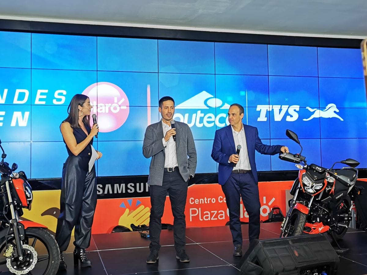 ¿EN QUÉ CONSISTE LA APLICACIÓN ´MOTO CONECTADA´ QUE AUTECO Y CLARO LANZARON PARA LOS MOTEROS? V12MAGAZINE 11 millones de motociclistas podrán usar los servicios de Moto Conectada para tener una conducción más segura, tecnológica y beneficios especiales. V12MAGAZINE