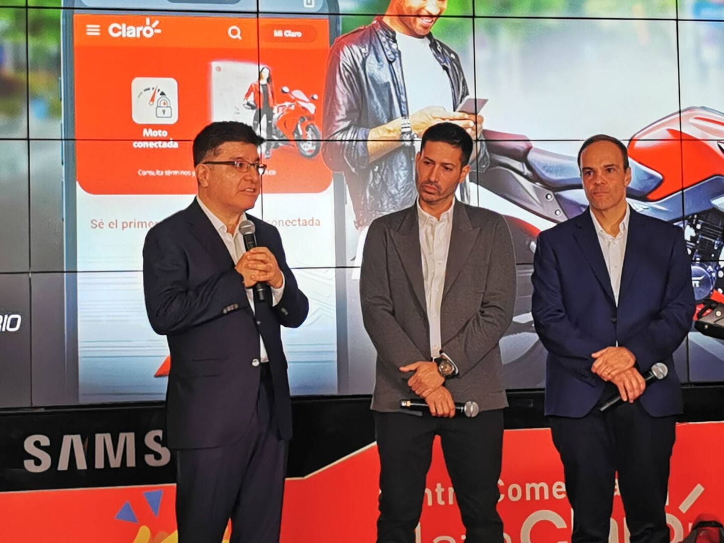 ¿EN QUÉ CONSISTE LA APLICACIÓN ´MOTO CONECTADA´ QUE AUTECO Y CLARO LANZARON PARA LOS MOTEROS? V12MAGAZINE 11 millones de motociclistas podrán usar los servicios de Moto Conectada para tener una conducción más segura, tecnológica y beneficios especiales. V12MAGAZINE